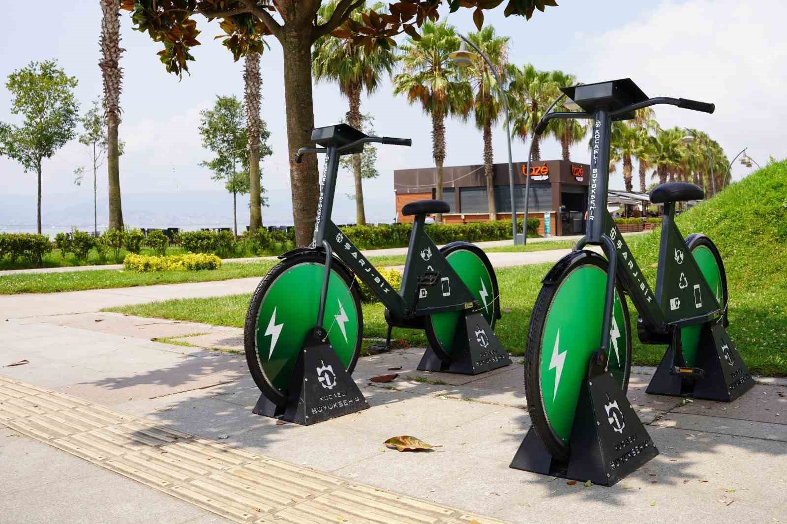 Pedal çevirerek telefonları şarj ediyorlar
