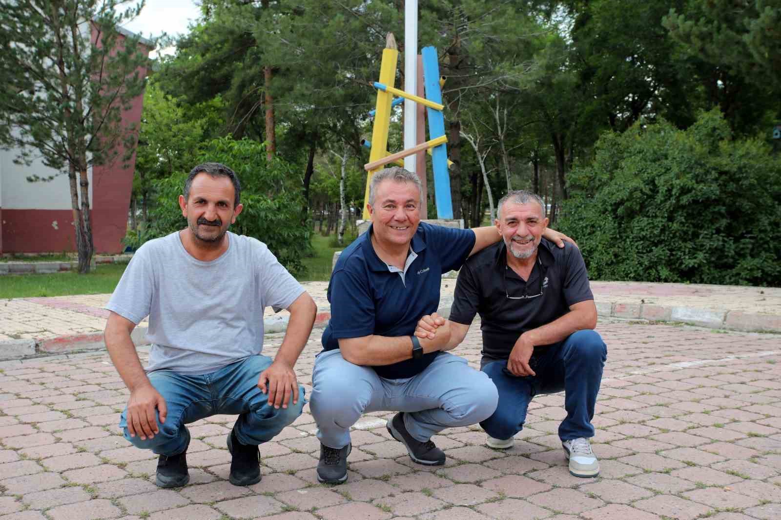 Aynı pozu 42 yıl sonra yeniden verdiler
