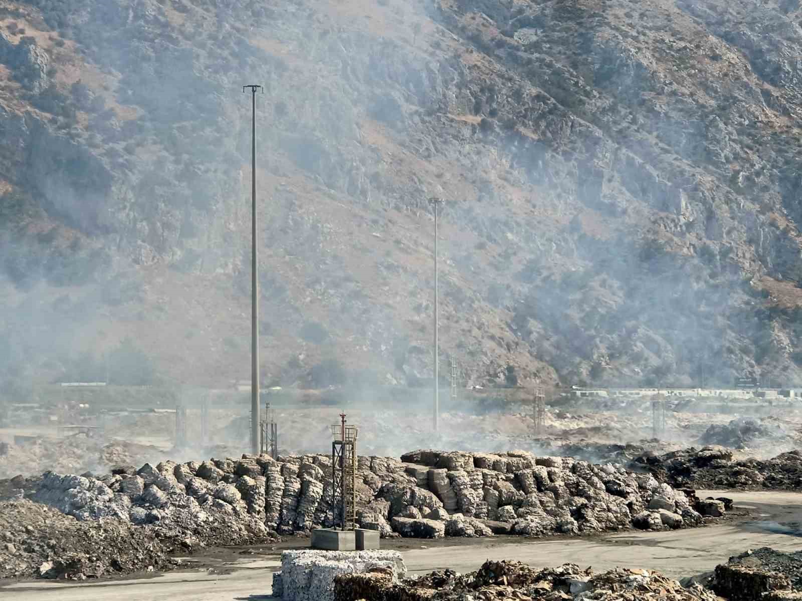 Avrupa’nın en büyük tesisi kül dağına döndü
