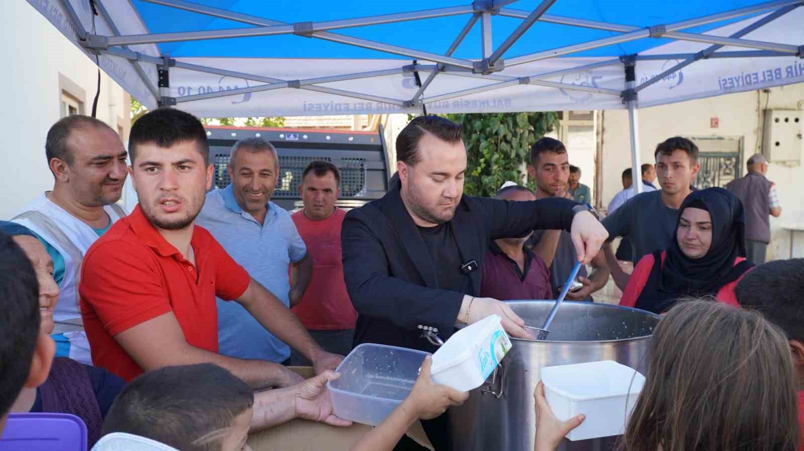 Balıkesir Büyükşehir, Macarlar ve Kabakdere’de aşure hayrı düzenledi
