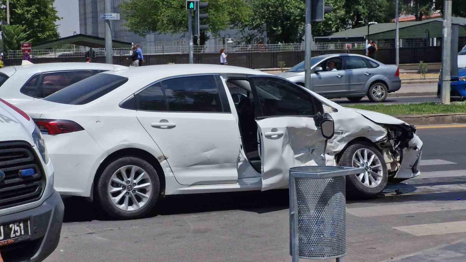 Diyarbakır’da iki otomobil çarpıştı: 2 hafif yaralı
