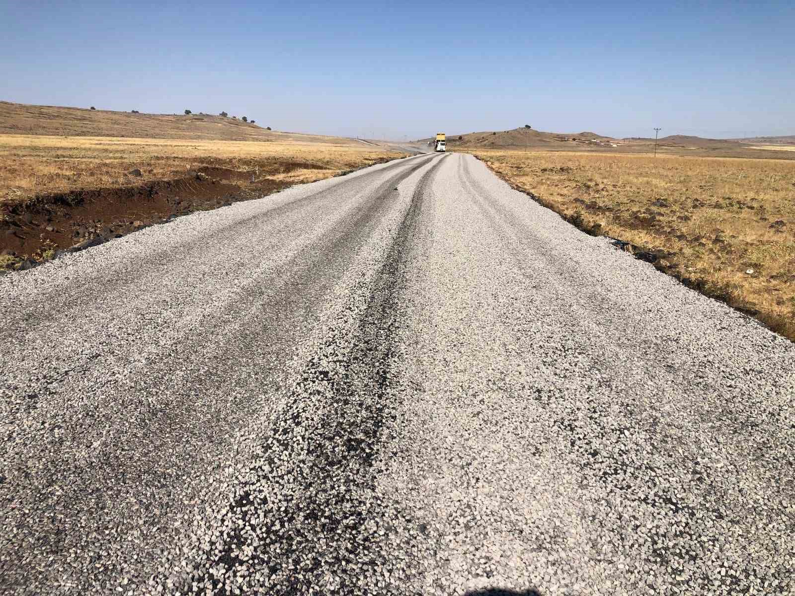 Diyarbakır’da kırsal mahallelerde yol yapım çalışmaları devam ediyor
