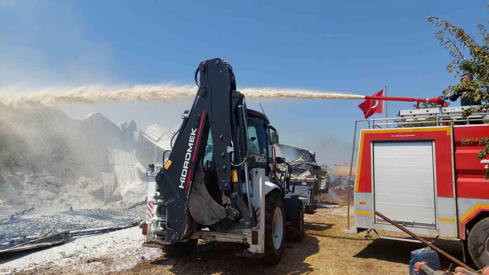 Tekirdağ’da çiftlik yangını: 15 bin balya saman yandı
