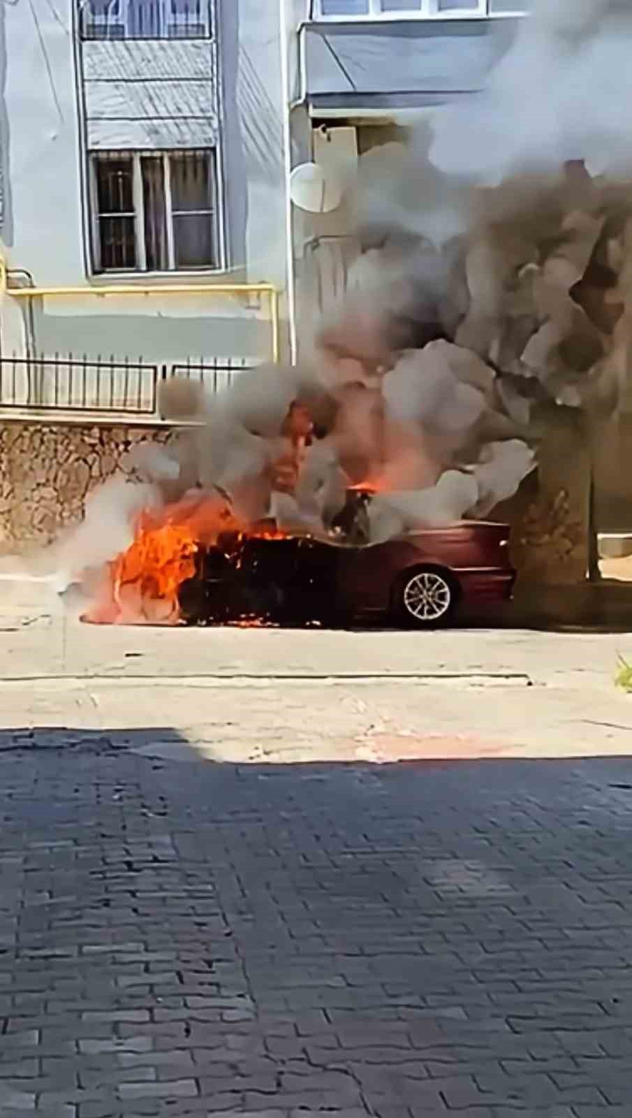 Söke’de park halindeki otomobil alevlere teslim oldu
