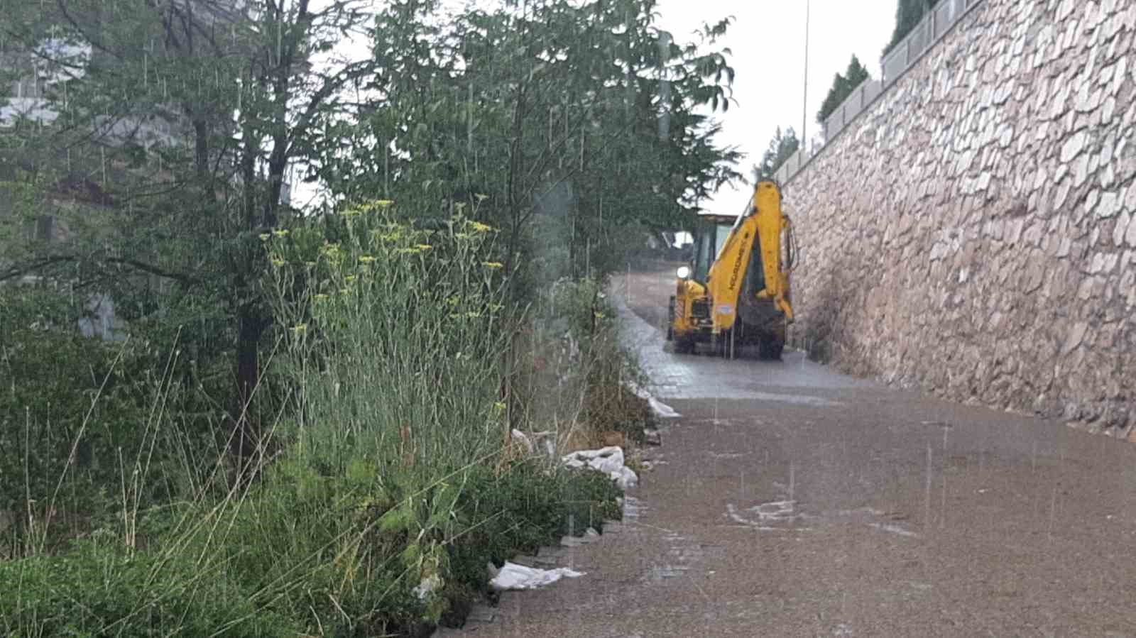 Aniden bastıran sağanak hayatı olumsuz etkiledi
