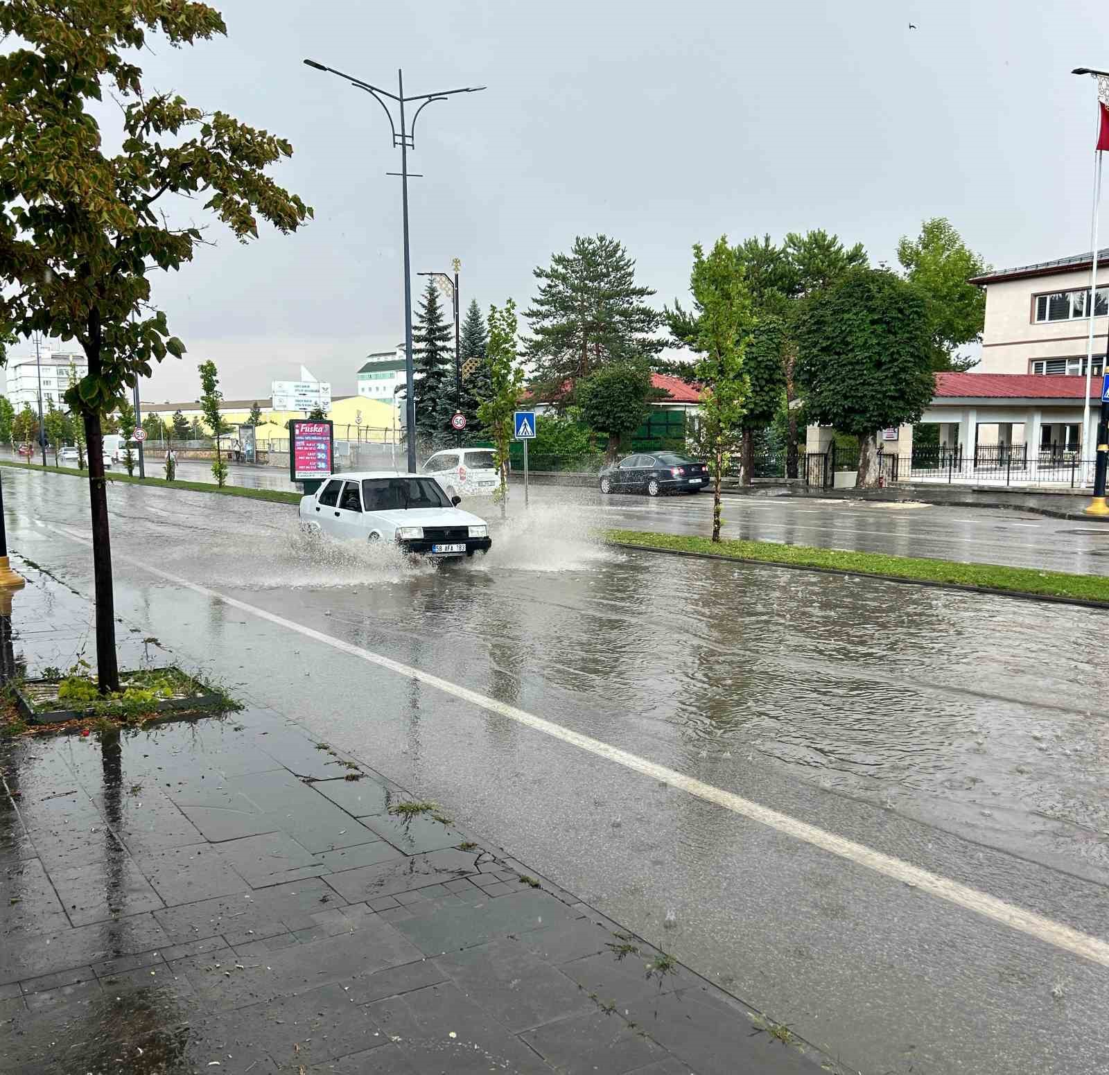 Alt yapı alarm verdi, yollar göle döndü
