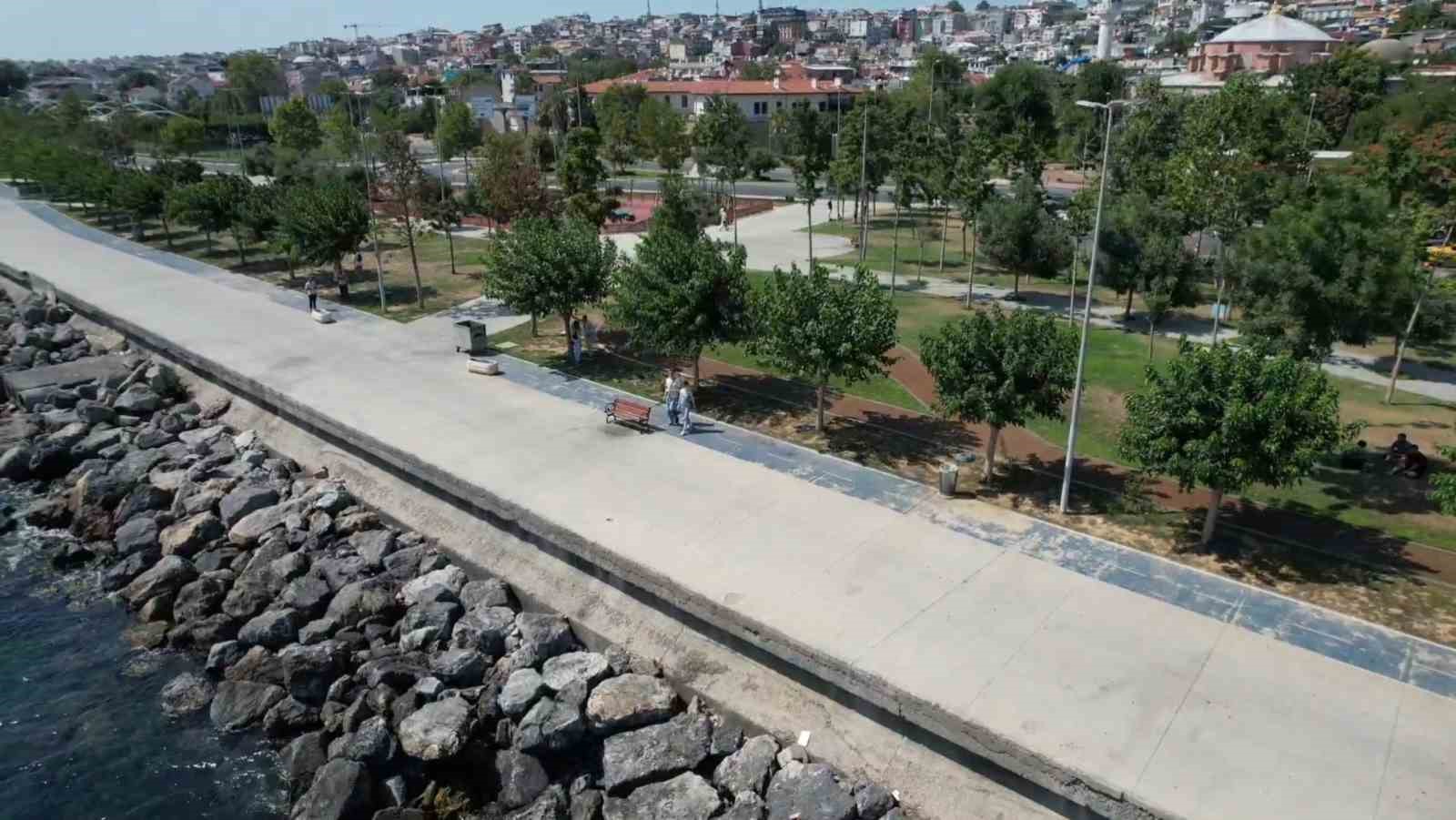 İstanbul’da sıcak hava bunaltıyor: Fatih’te park ve sahil boş kaldı
