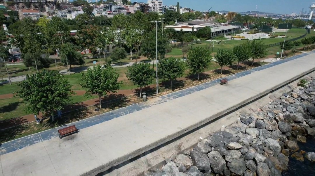 İstanbul’da sıcak hava bunaltıyor: Fatih’te park ve sahil boş kaldı
