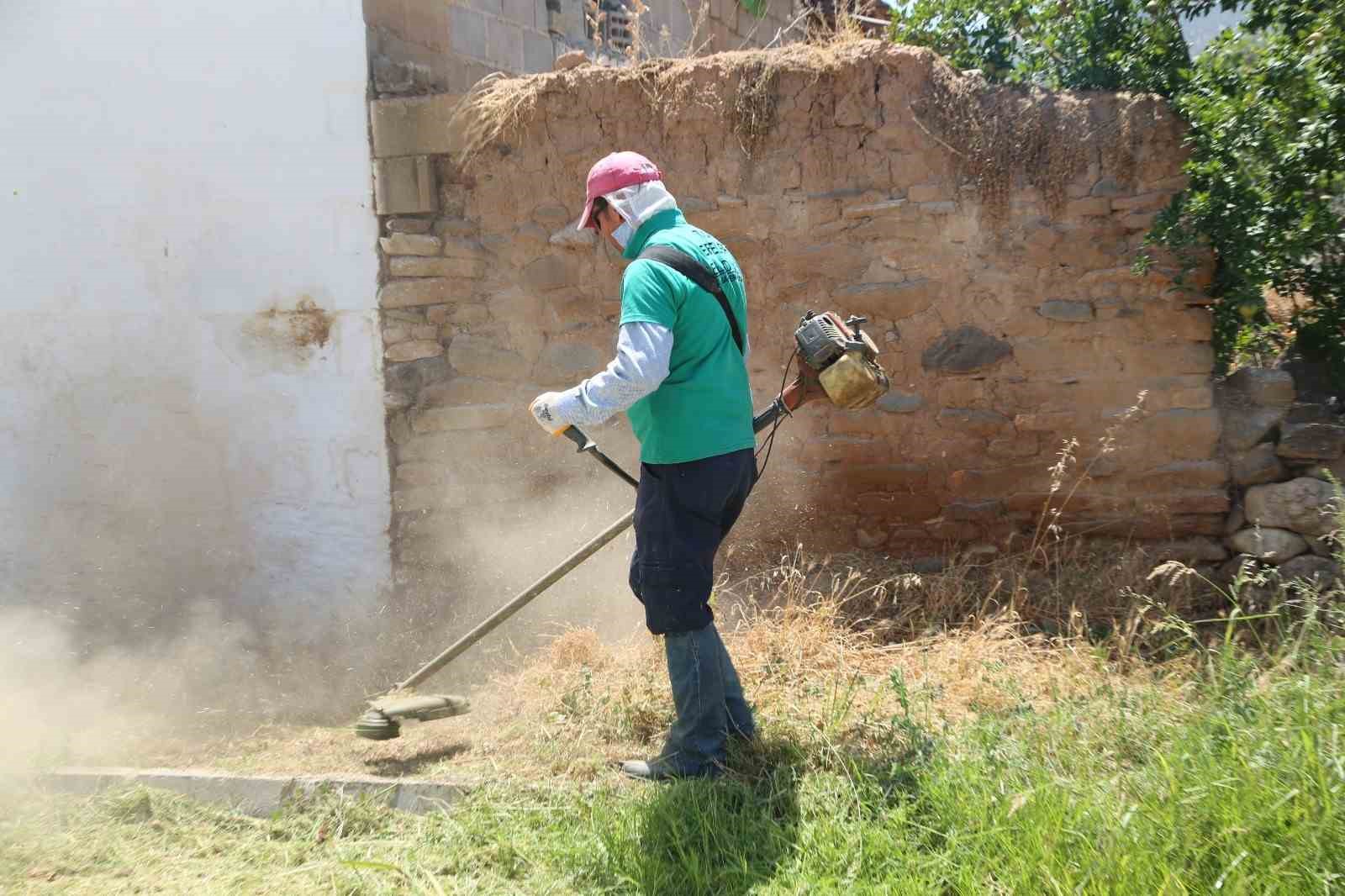 Efeler’in çalışmalarıyla mahalleler daha temiz ve düzenli
