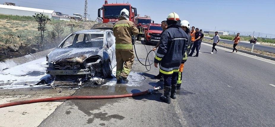 Antakya’da yanan araç kullanılmaz hale geldi
