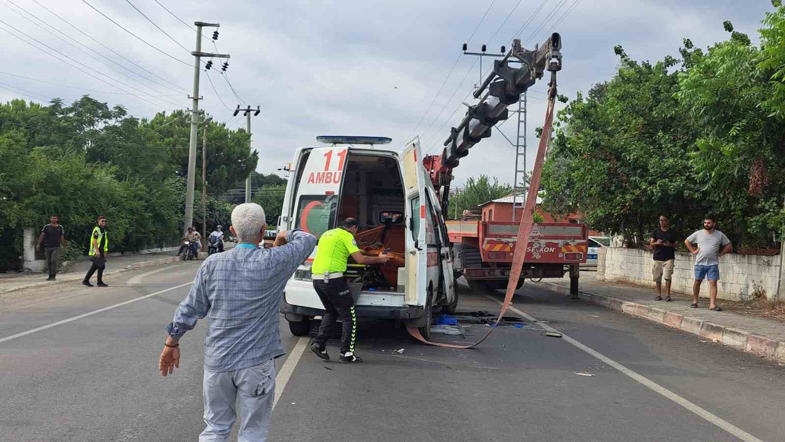 Hatay’da ambulans devrildi: 2 sağlık çalışanı yaralandı
