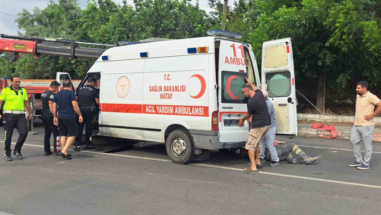 Hatay’da ambulans devrildi: 2 sağlık çalışanı yaralandı
