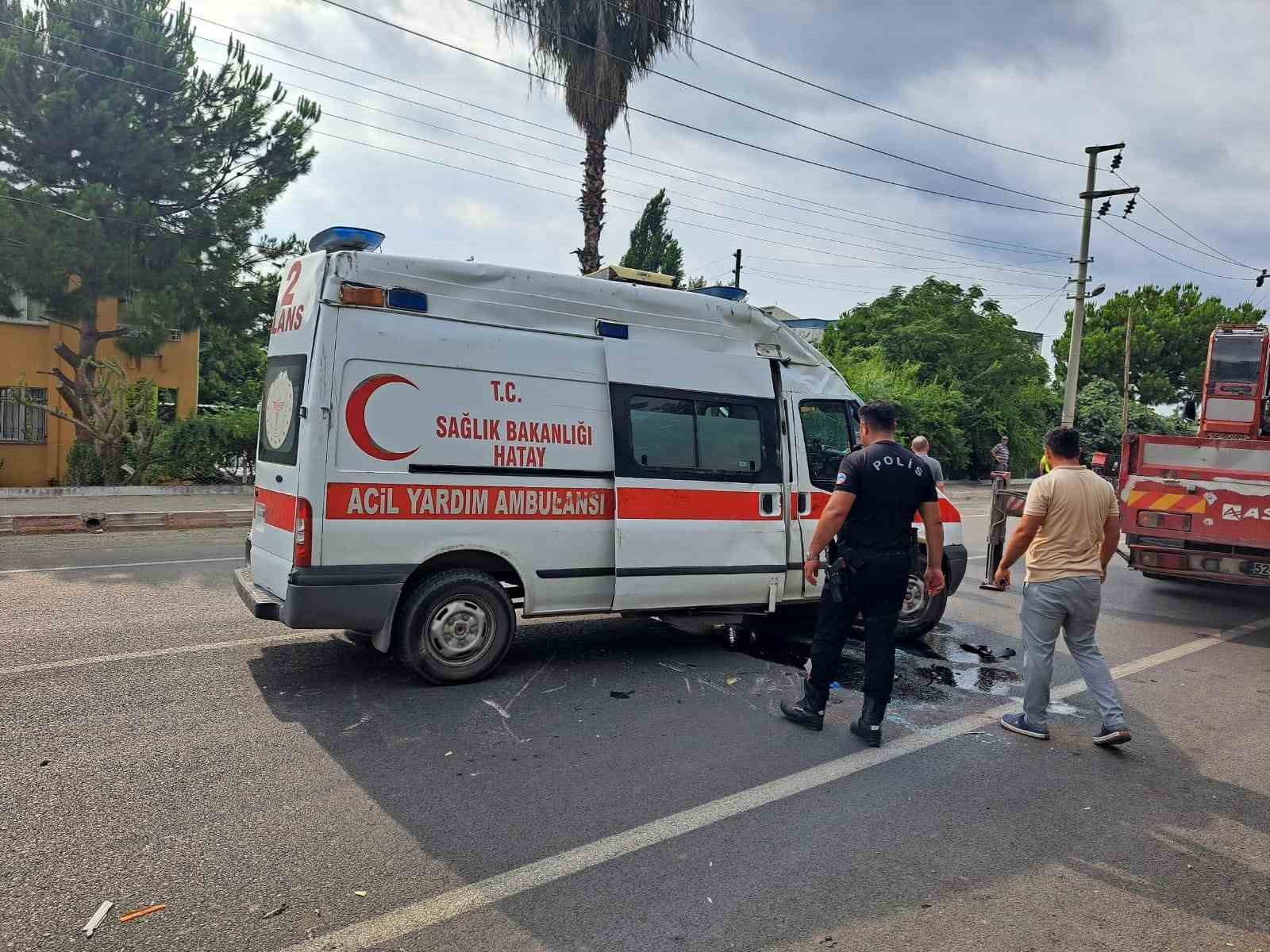 Hatay’da ambulans devrildi: 2 sağlık çalışanı yaralandı
