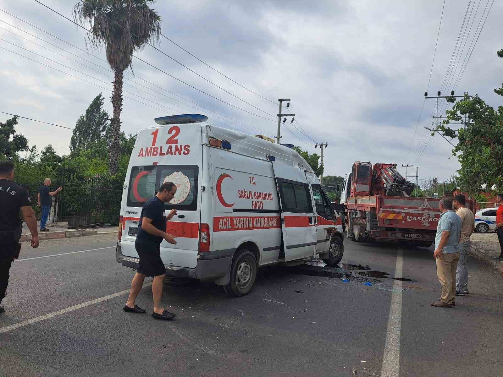 Hatay’da ambulans devrildi: 2 sağlık çalışanı yaralandı
