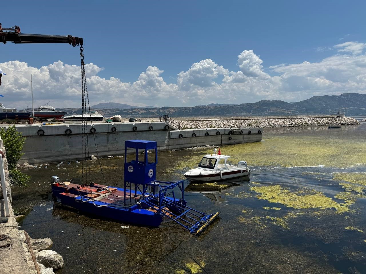 Eğirdir Gölü yüzeyindeki yosunlar temizlenecek
