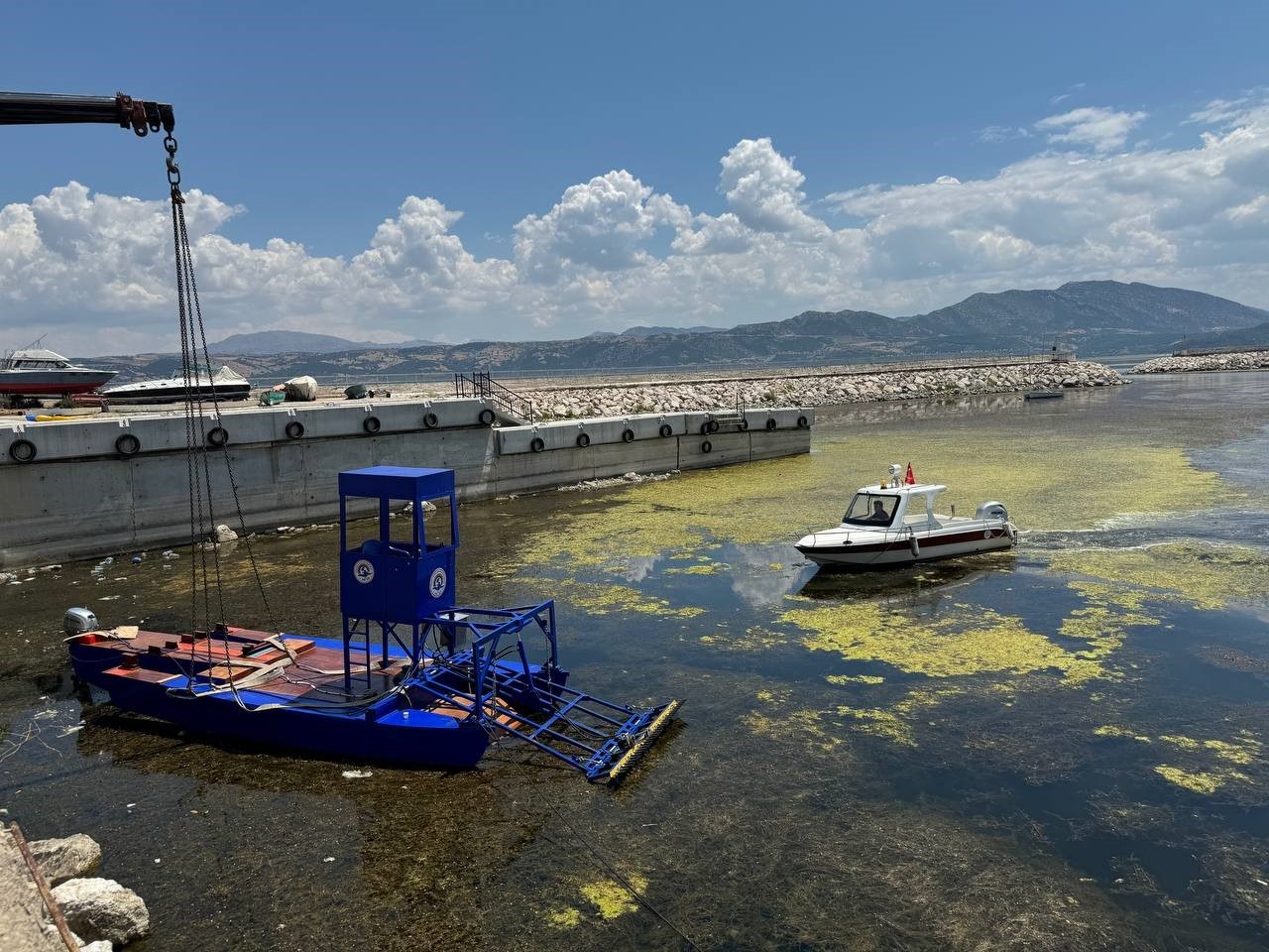 Eğirdir Gölü yüzeyindeki yosunlar temizlenecek
