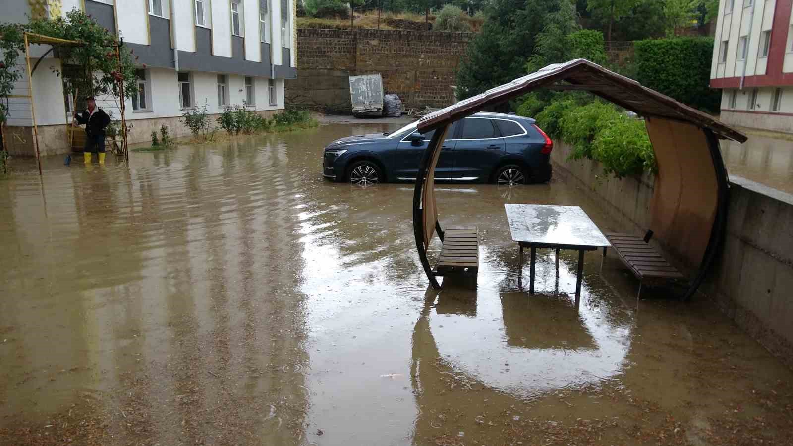 Yozgat’ta sağanak yağış hayatı olumsuz etkiledi
