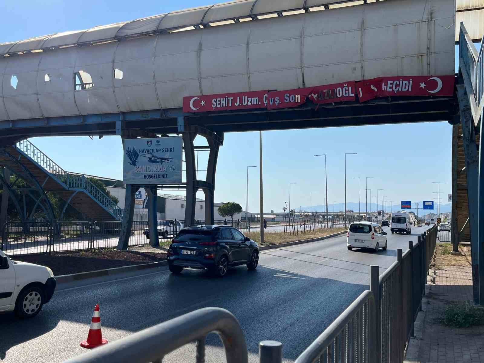 Bandırma’da 13 gün arayla aynı üst geçide ikinci kez tır dorsesi çarptı
