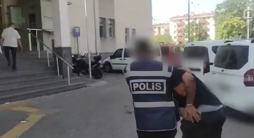 Aranan şahıs bahçedeki halının altında yakalandı
