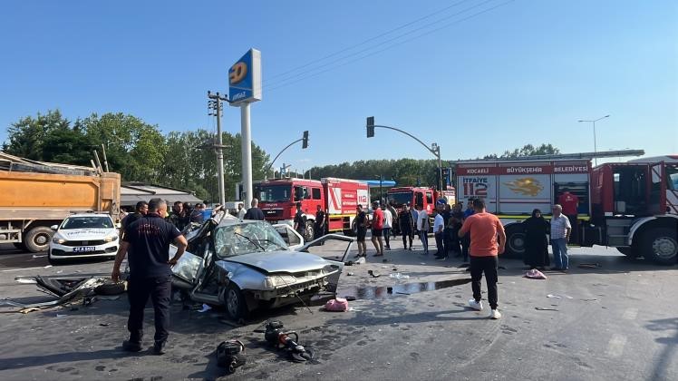 Kamyon ve 2 otomobilin karıştığı kazada can pazarı: 4 yaralı
