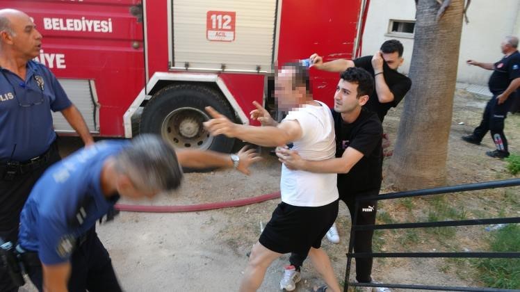 Yaşadığı daireyi ateşe verdi, linçten polis kurtardı
