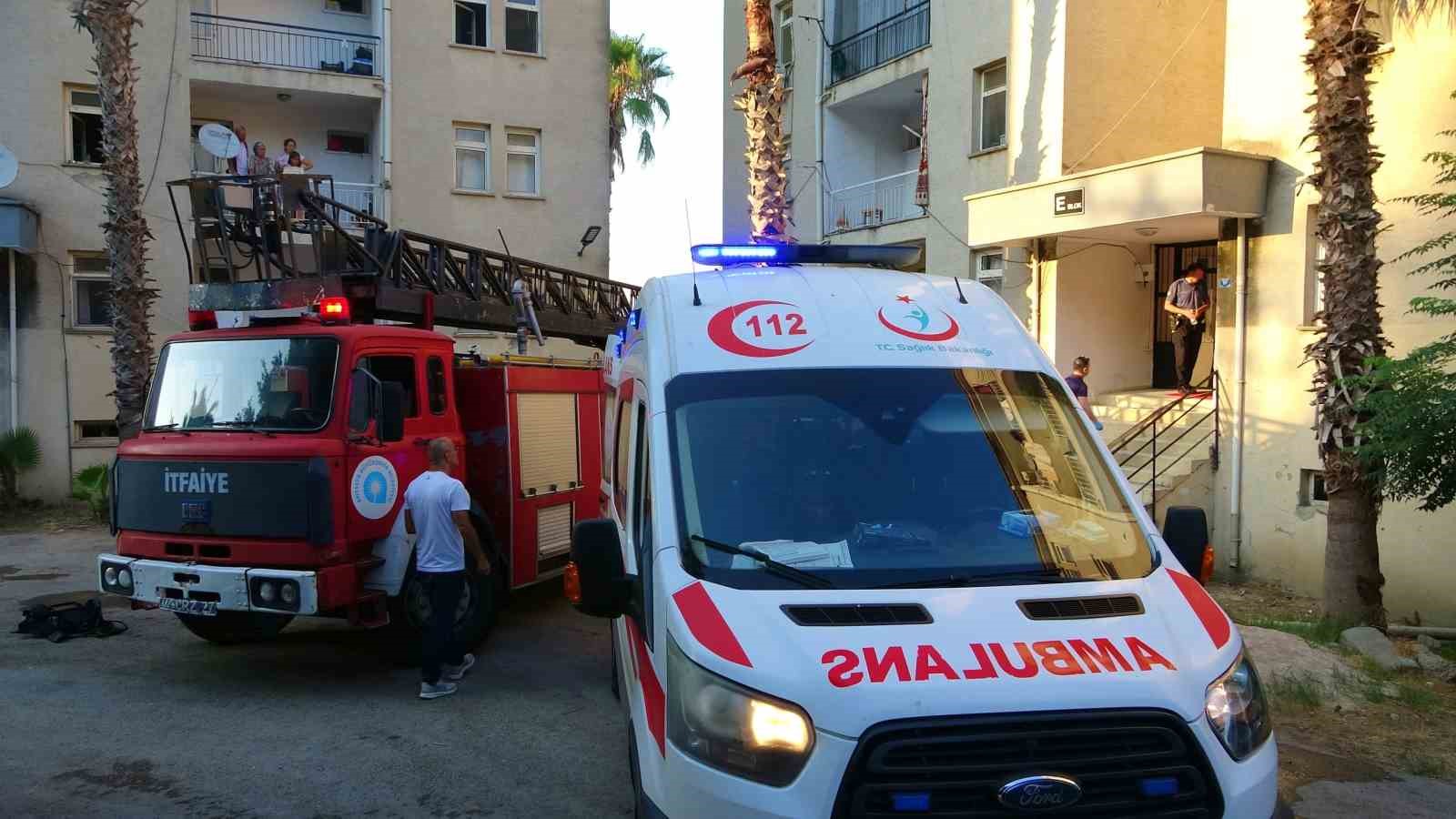 Yaşadığı daireyi ateşe verdi, linçten polis kurtardı
