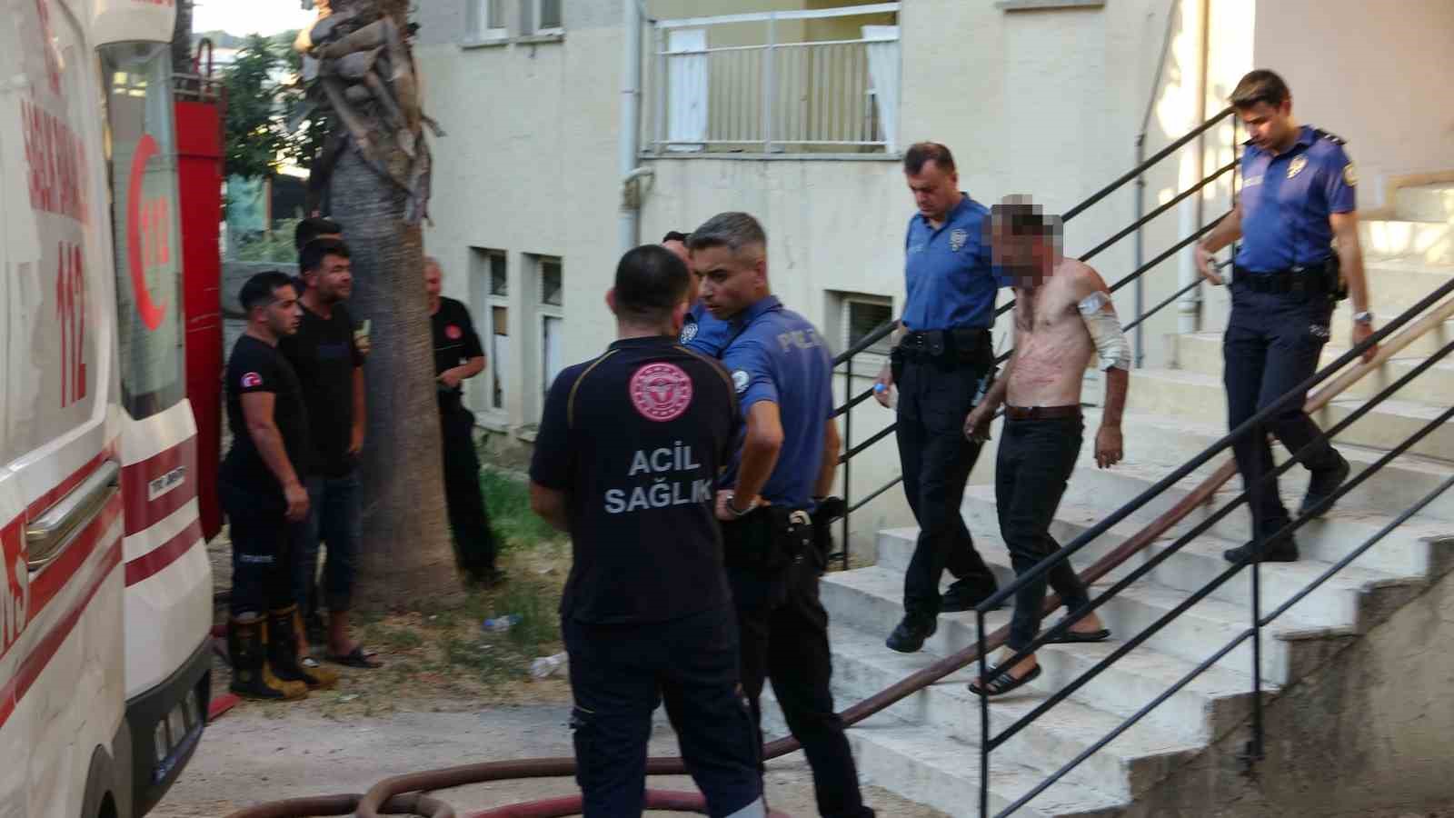 Yaşadığı daireyi ateşe verdi, linçten polis kurtardı
