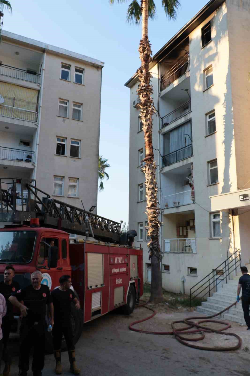 Yaşadığı daireyi ateşe verdi, linçten polis kurtardı
