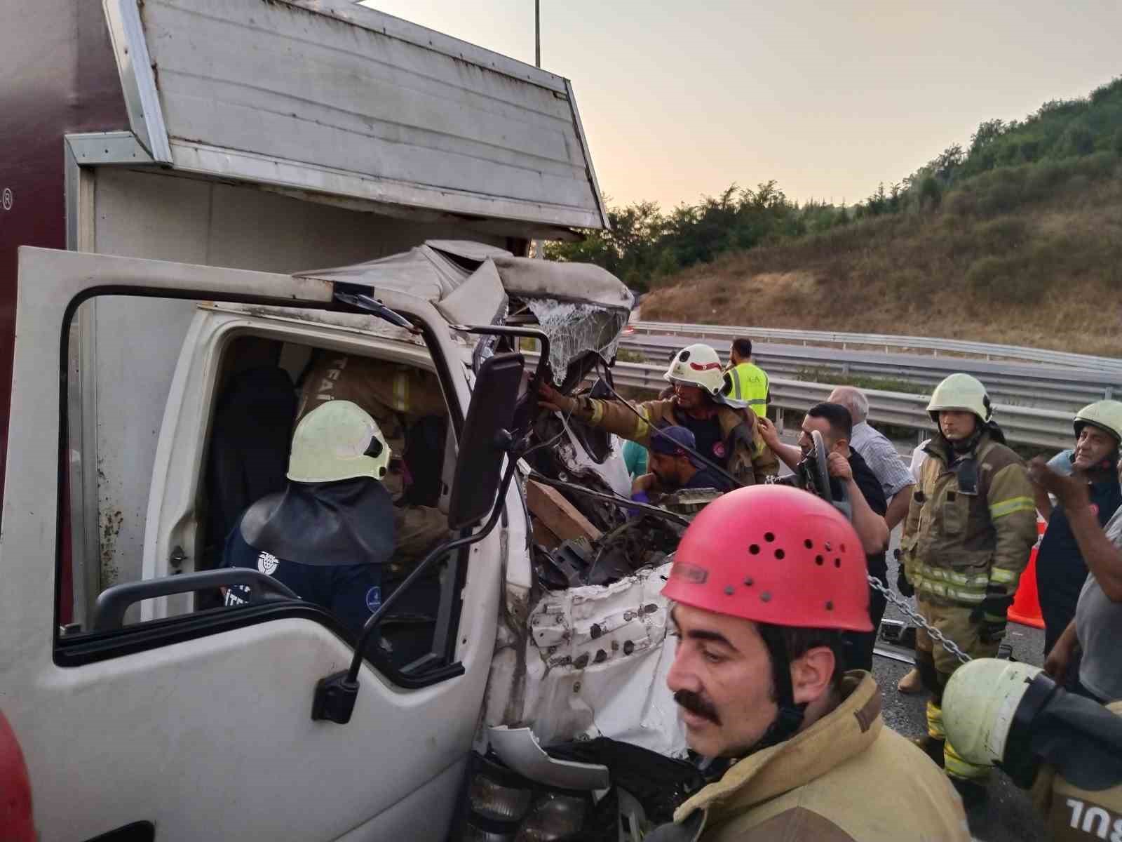 Beykoz Kuzey Marmara Otoyolu’nda 2 tır ile 1 kamyonet birbirine girdi: 3 yaralı
