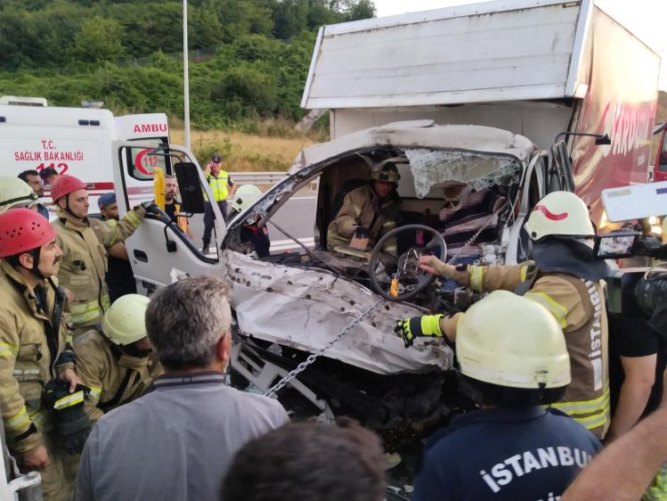 Beykoz Kuzey Marmara Otoyolu’nda 2 tır ile 1 kamyonet birbirine girdi: 3 yaralı
