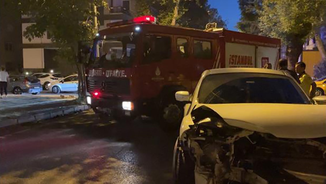 Bakırköy’de iki araç çarpıştı, 3 kişi yaralandı
