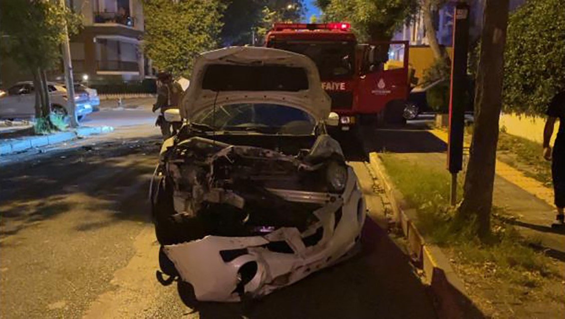 Bakırköy’de iki araç çarpıştı, 3 kişi yaralandı
