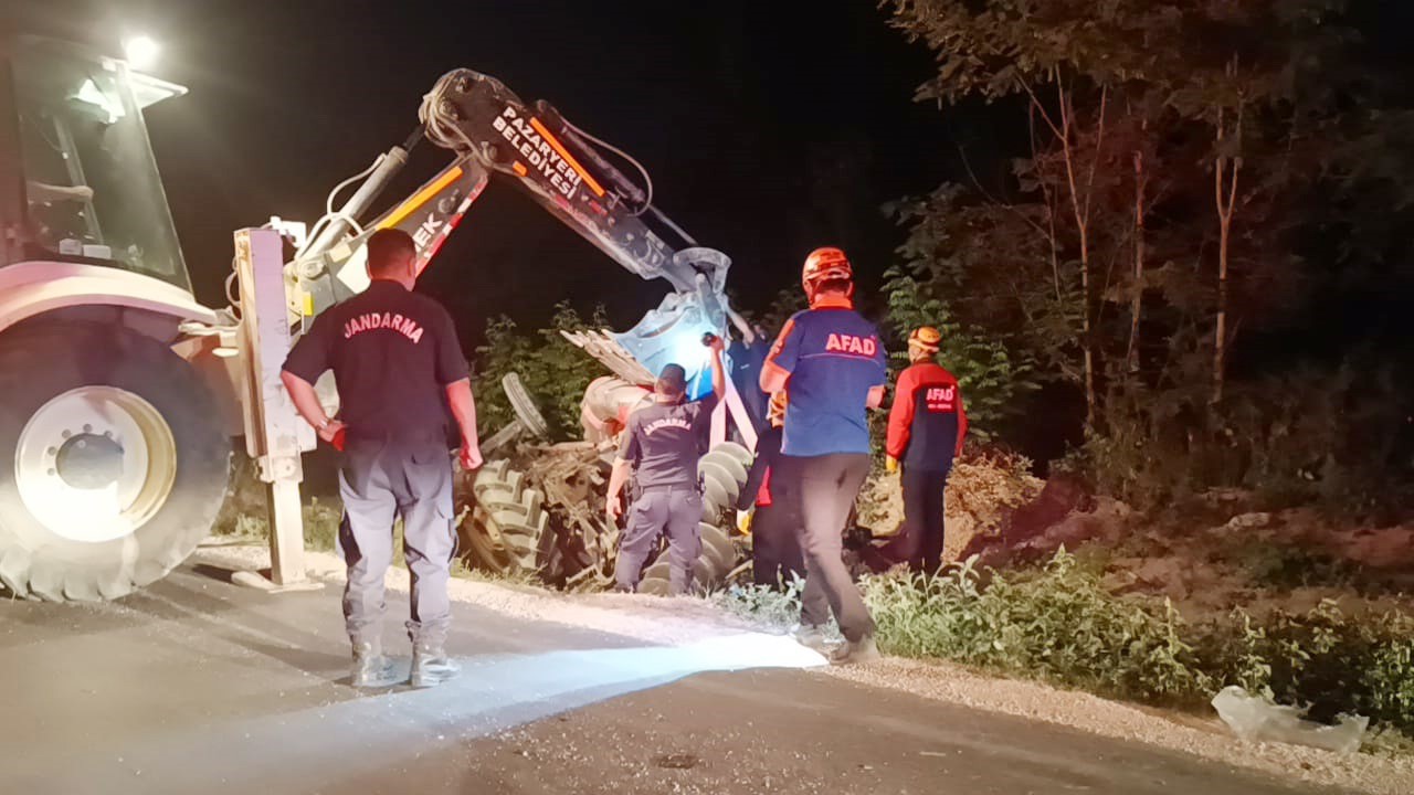 Bilecik’te devrilen traktörün altında kalan sürücü hayatını kaybetti
