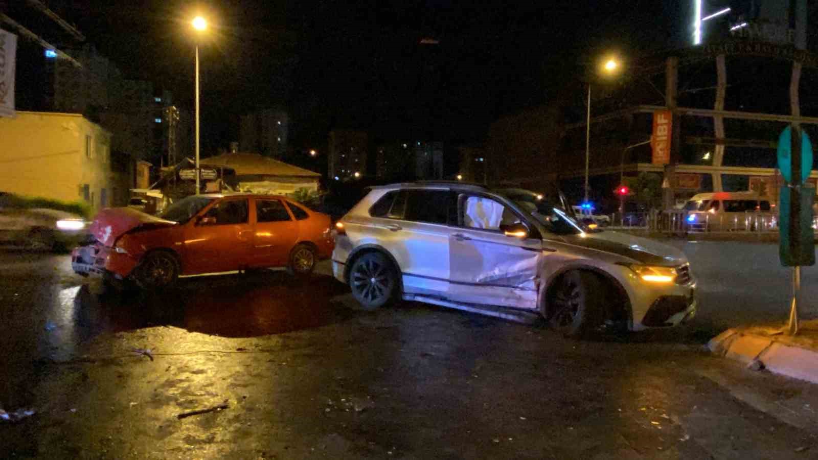 Kayseri’de 2 otomobil çarpıştı: 4 yaralı
