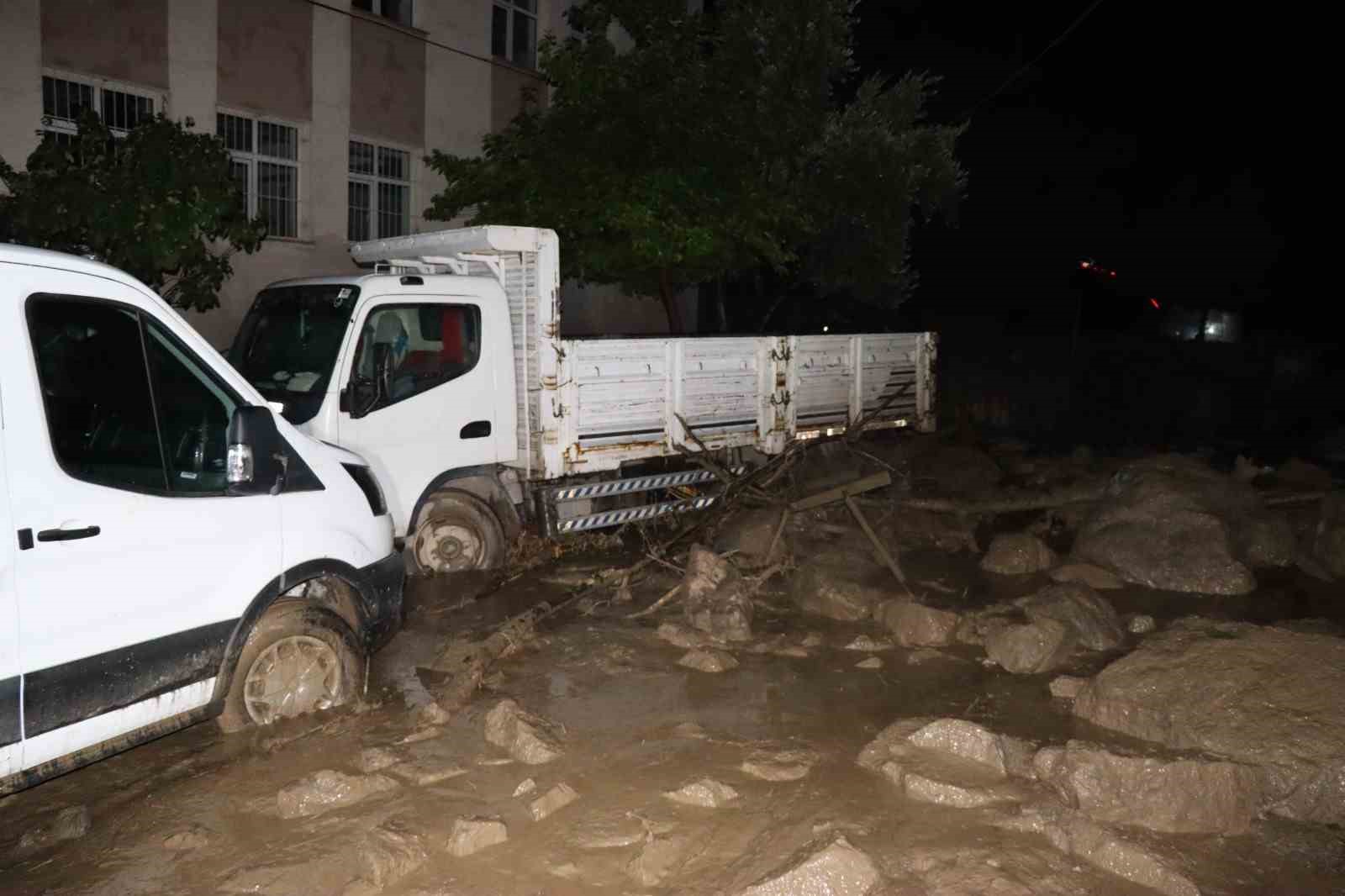 Erzurum’da sel bir mahalleyi yıktı geçti
