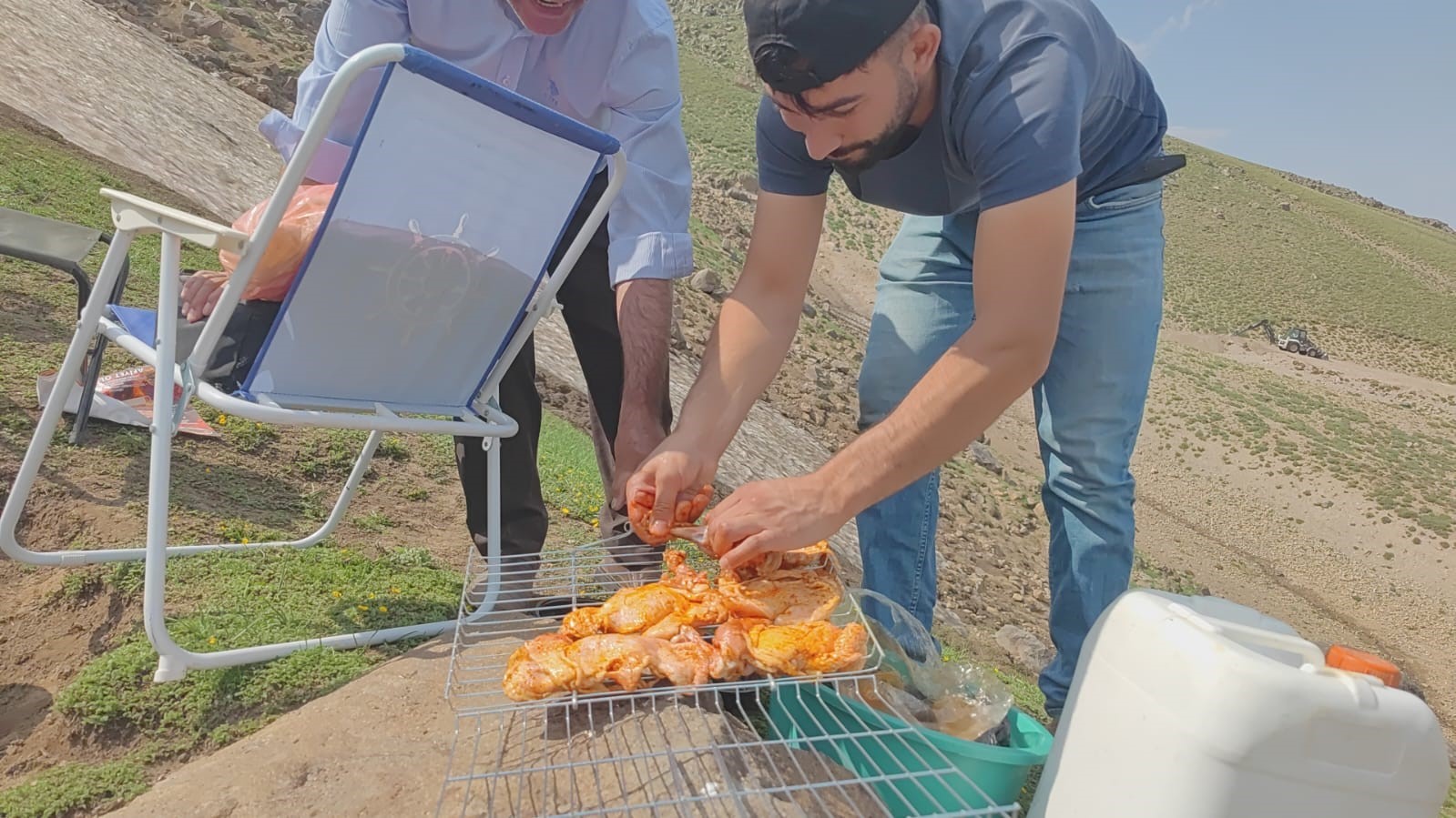 Sıcaktan bunalanlar Süphan Dağı eteklerindeki kar üzerinde piknik yaptı
