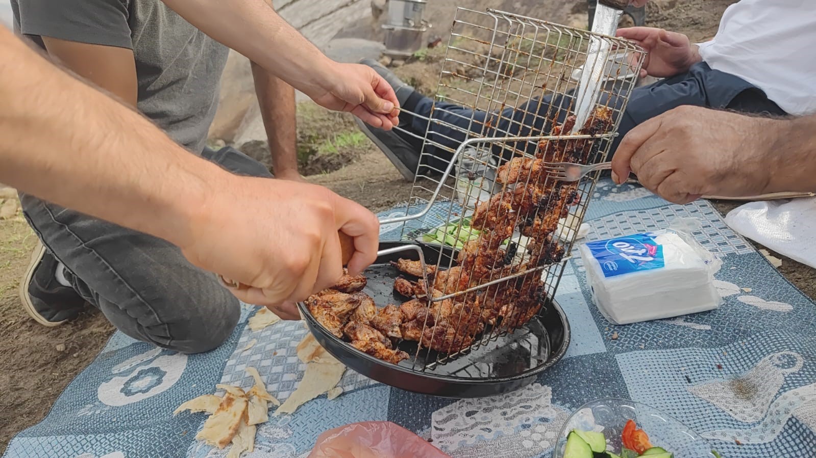 Sıcaktan bunalanlar Süphan Dağı eteklerindeki kar üzerinde piknik yaptı
