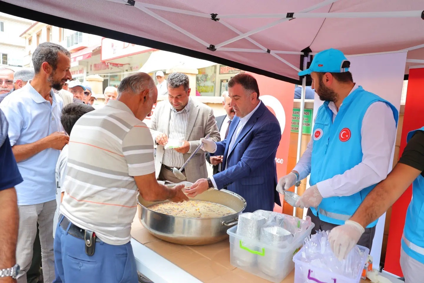 İl Müftülüğünce Bayburt’ta vatandaşlara aşure ikram edildi
