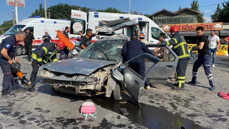 Kocaeli’de kamyon ışıkta bekleyen otomobillerin arasına daldı: 2 kardeş öldü, anne ağır yaralı
