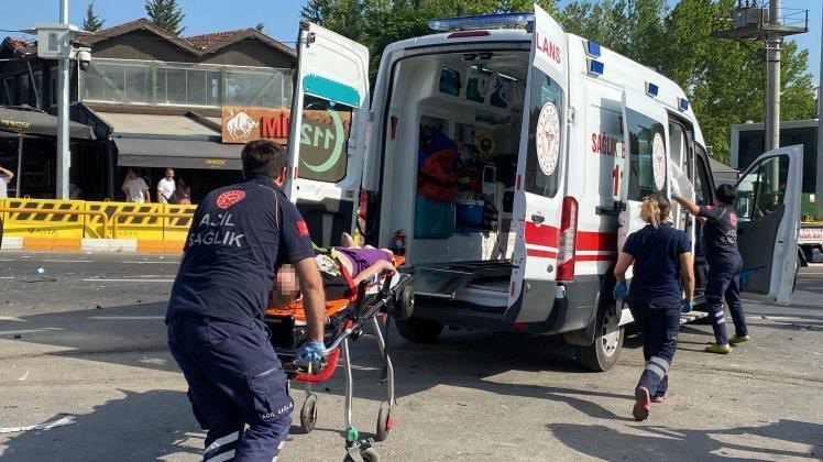 Kocaeli’de kamyon ışıkta bekleyen otomobillerin arasına daldı: 2 kardeş öldü, anne ağır yaralı
