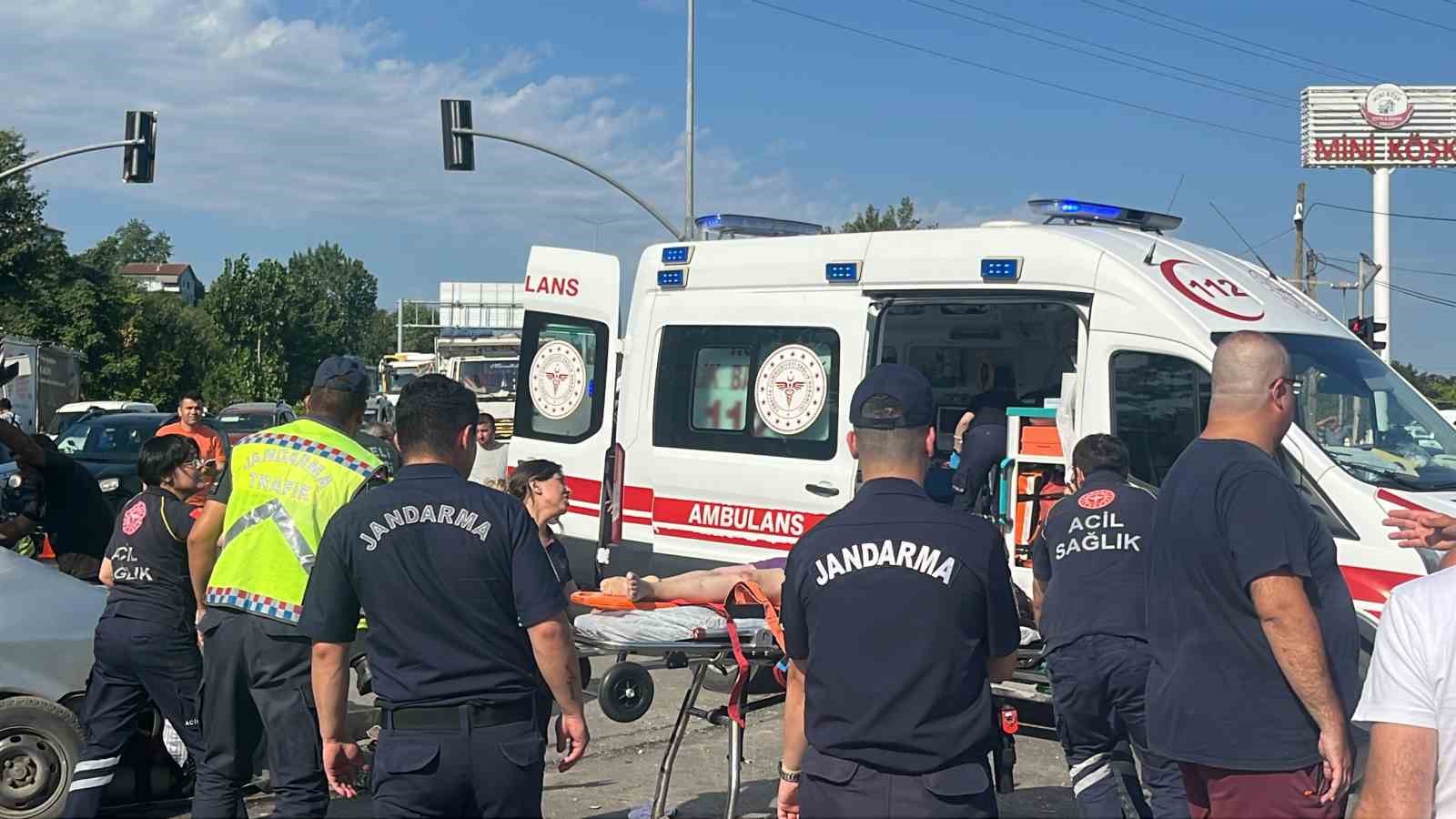 Kocaeli’de kamyon ışıkta bekleyen otomobillerin arasına daldı: 2 kardeş öldü, anne ağır yaralı
