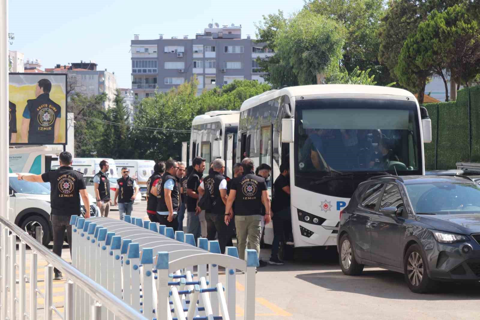 İzmir’de 2 kişinin elektrik akımına kapılıp öldüğü olayla ilgili 27 şüpheli adliyeye sevk edildi
