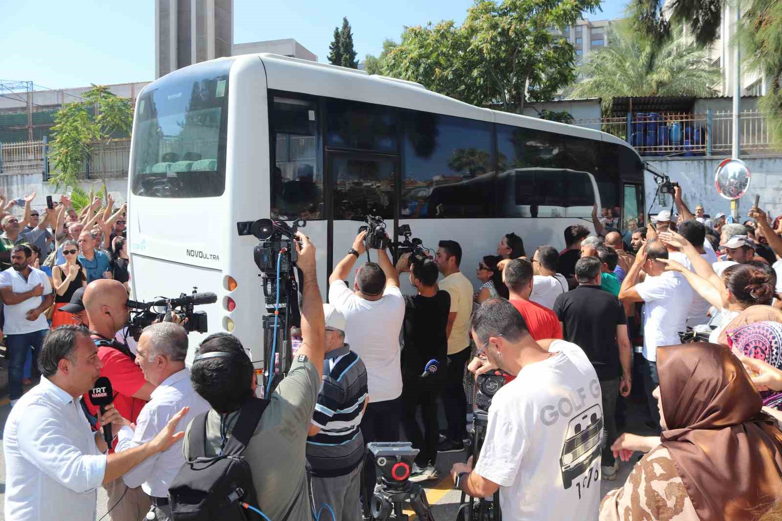 İzmir’de 2 kişinin elektrik akımına kapılıp öldüğü olayla ilgili 27 şüpheli adliyeye sevk edildi
