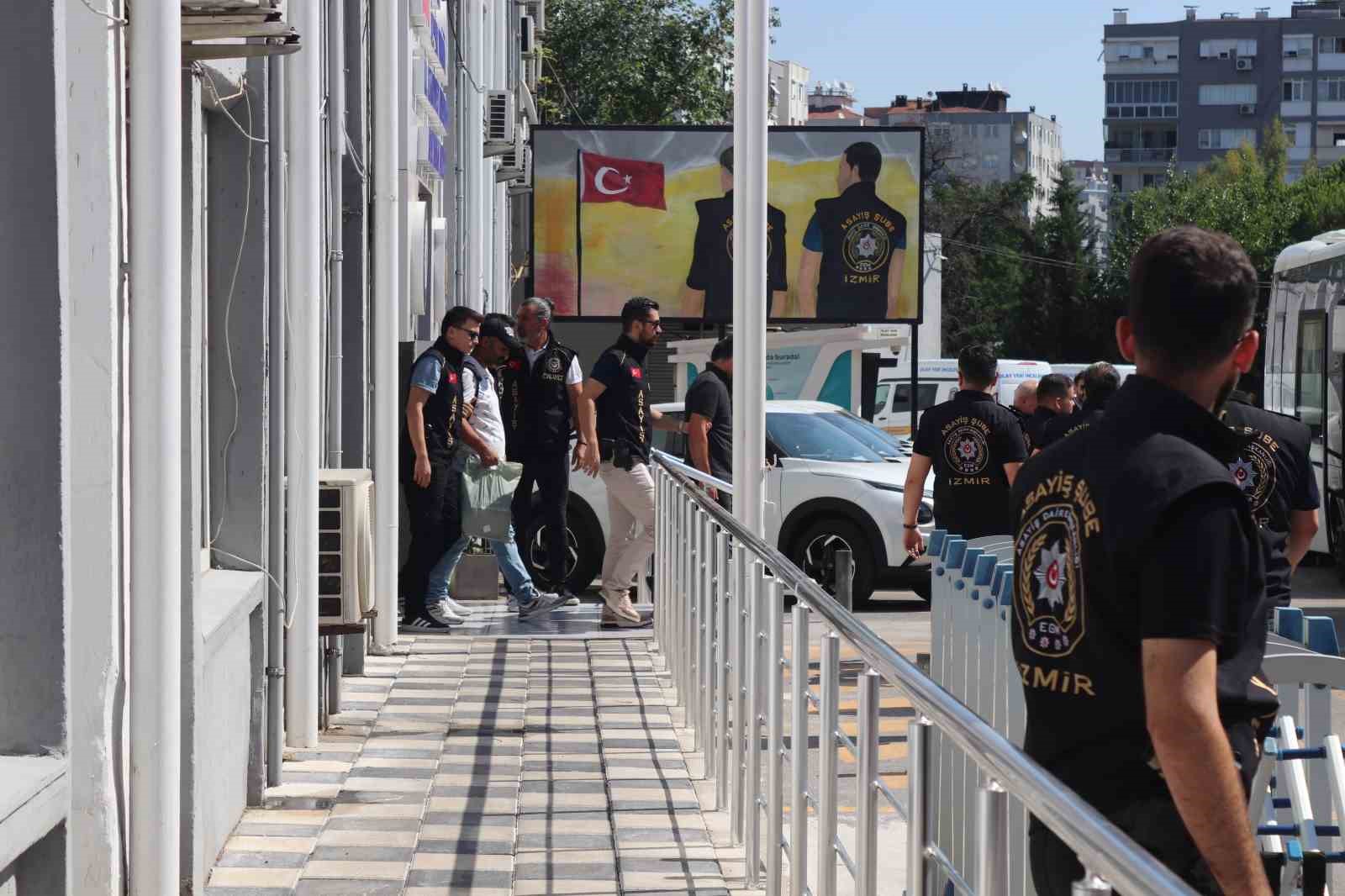 İzmir’de 2 kişinin elektrik akımına kapılıp öldüğü olayla ilgili 27 şüpheli adliyeye sevk edildi
