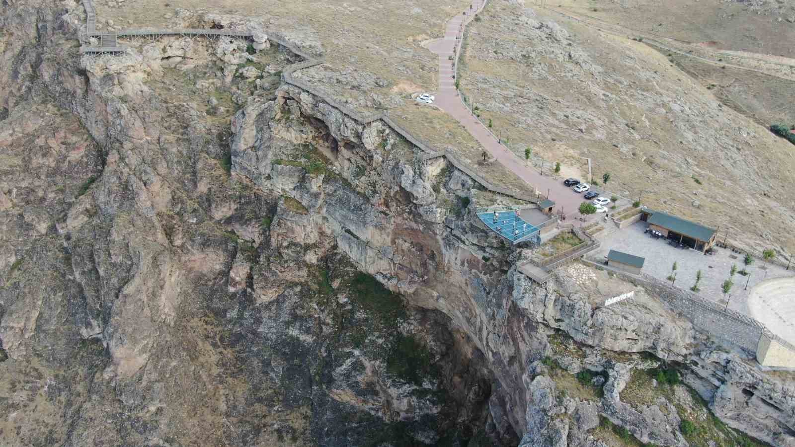 İç Anadolu’nun en yüksek seyir terası, ziyaretçilerine adrenalin dolu anlar yaşatıyor
