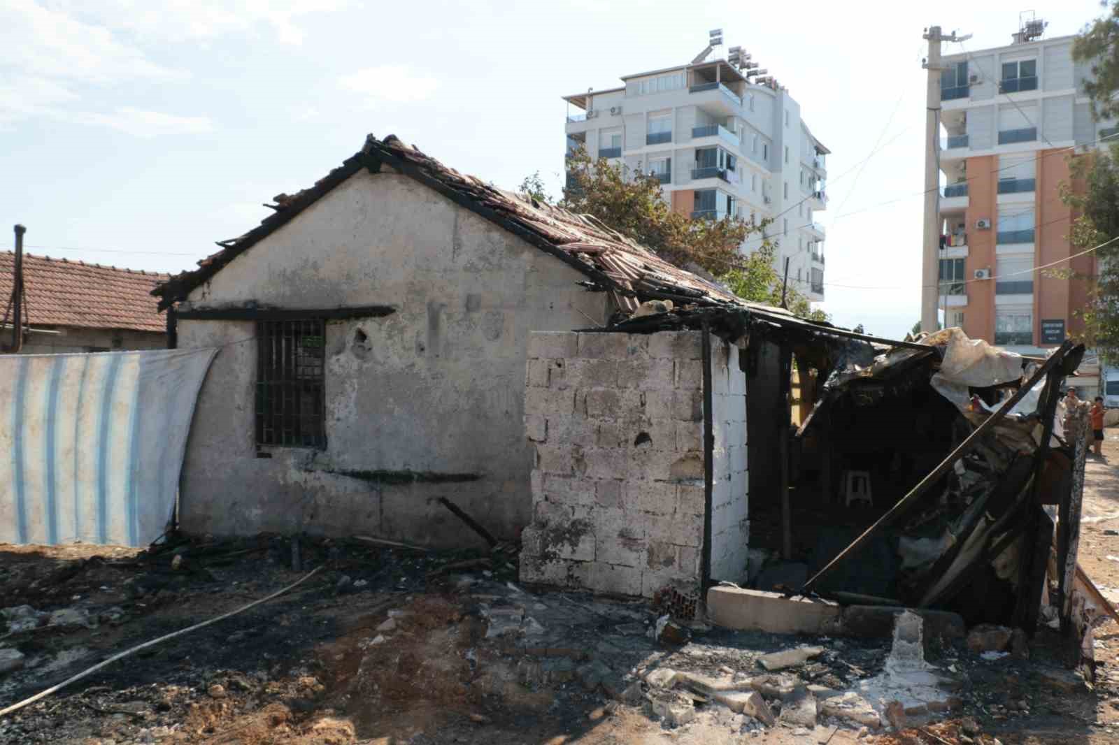 Hem evleri hem de geçimini sağladıkları hurdalar küle döndü
