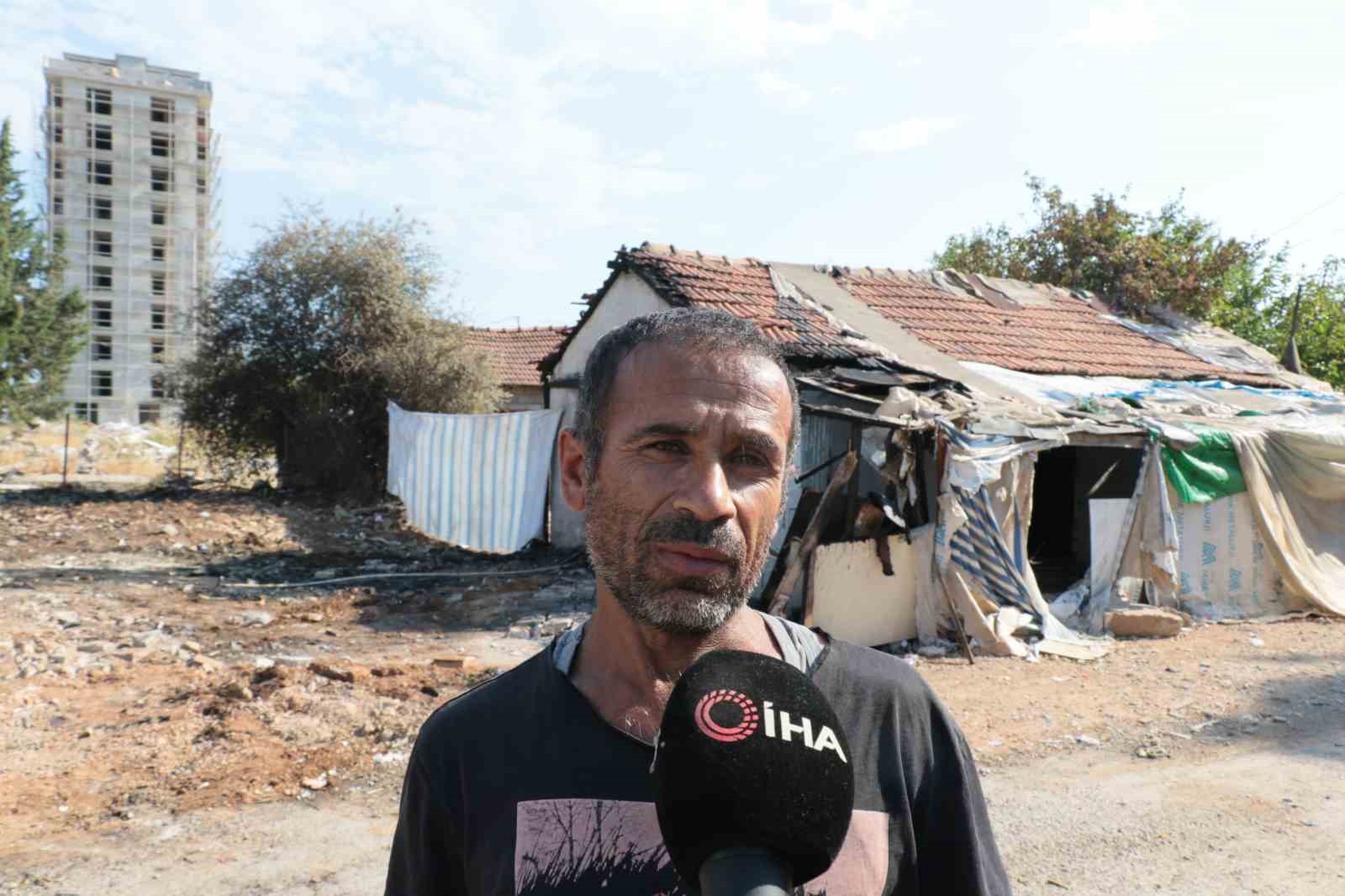 Hem evleri hem de geçimini sağladıkları hurdalar küle döndü
