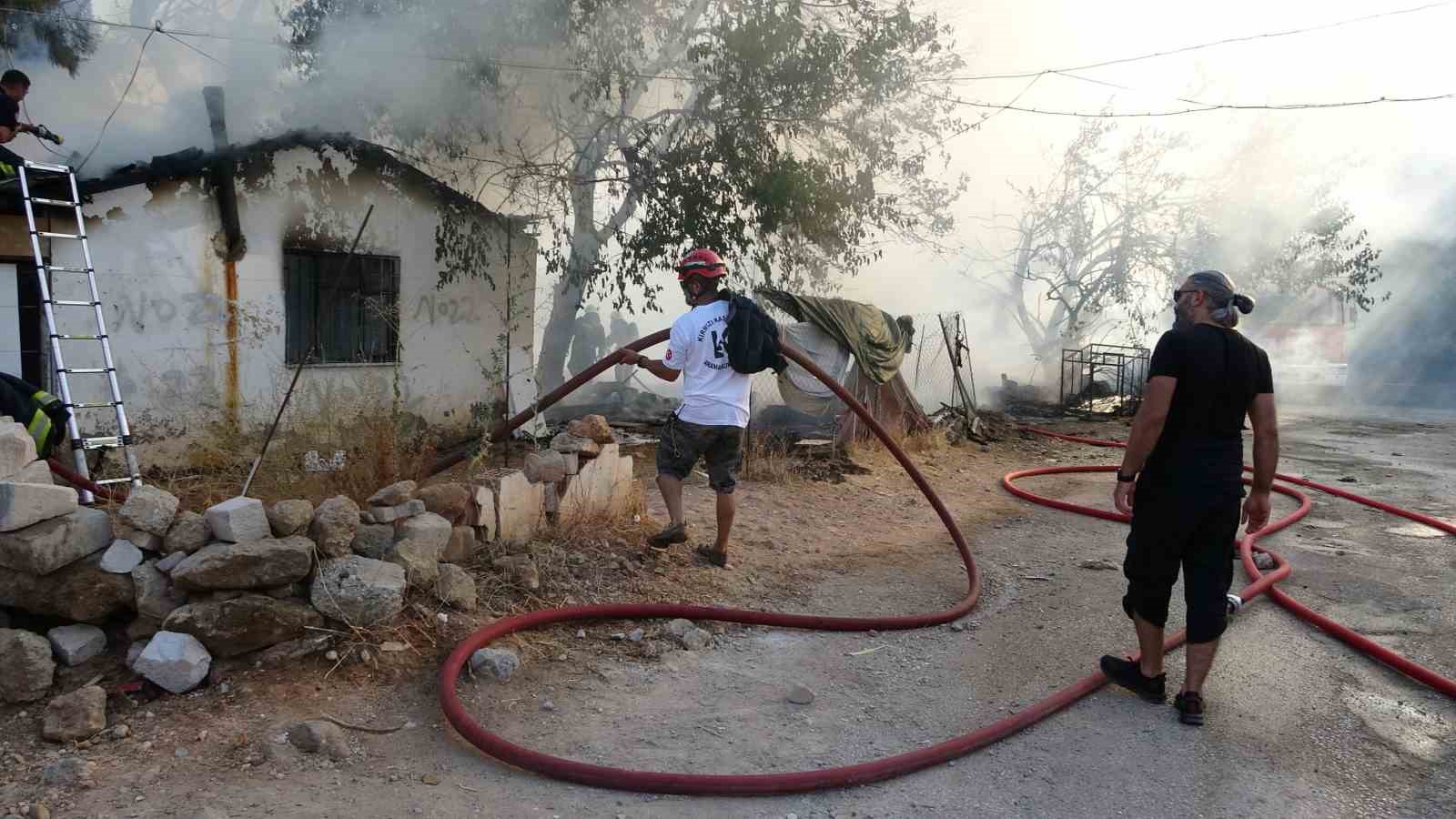 Hem evleri hem de geçimini sağladıkları hurdalar küle döndü
