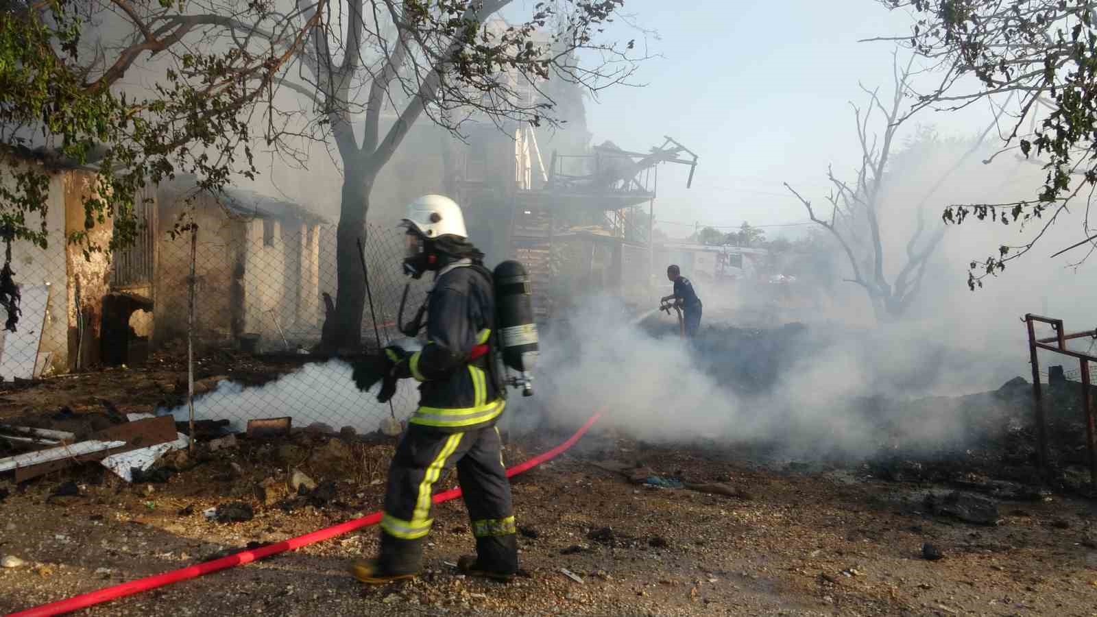 Hem evleri hem de geçimini sağladıkları hurdalar küle döndü
