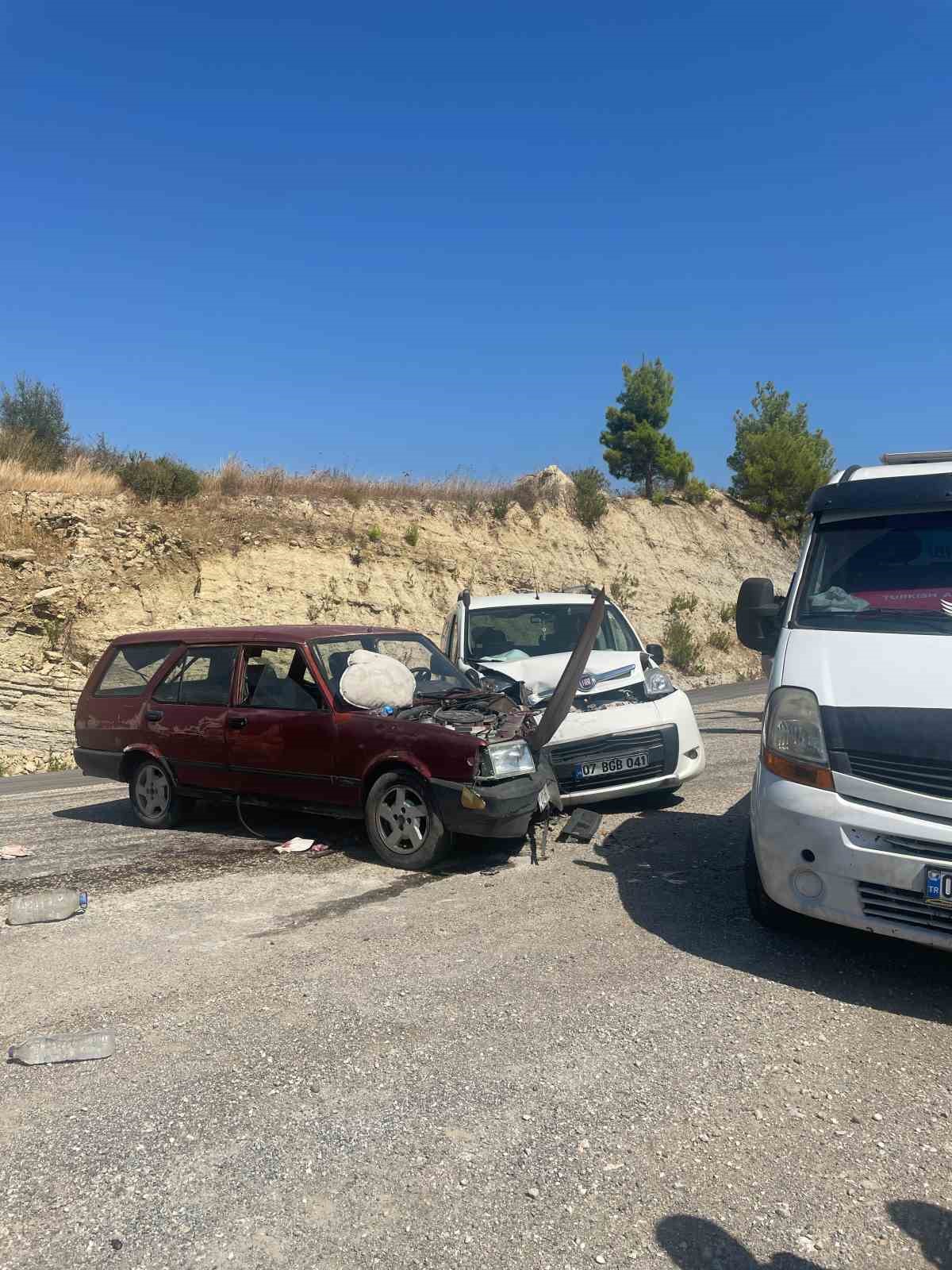 Otomobil ile hafif ticari araç kafa kafaya çarpıştı: 2 yaralı
